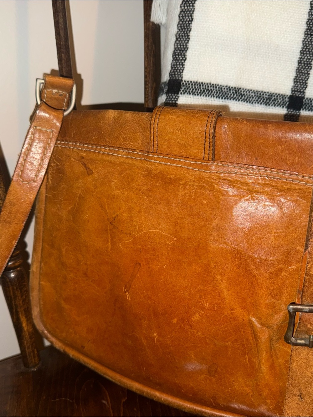 Vintage Men's Tan Leather Crossbody Bag - Classic Shoulder Messenger.Nice patina